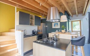 Private kitchen - Gîte “Un Toit Sous Les Étoiles” with Terrace, Garden, and Wi-Fi (Baden)