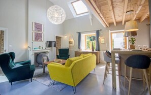 Living area - Gîte “Un Toit Sous Les Étoiles” with Terrace, Garden, and Wi-Fi (Baden)