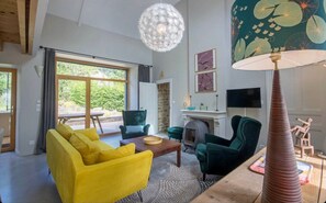 Living area - Gîte “Un Toit Sous Les Étoiles” with Terrace, Garden, and Wi-Fi (Baden)