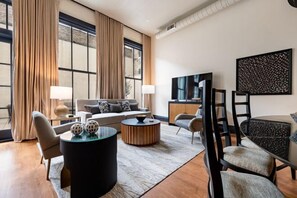 Room - 3BR Group Haven + Private Patio Walk to French Quarter The Mayfair (New Orleans)