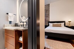 Room - 3BR Group Haven + Private Patio Walk to French Quarter The Mayfair (New Orleans)