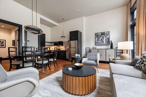 Room - 3BR Group Haven + Private Patio Walk to French Quarter The Mayfair (New Orleans)