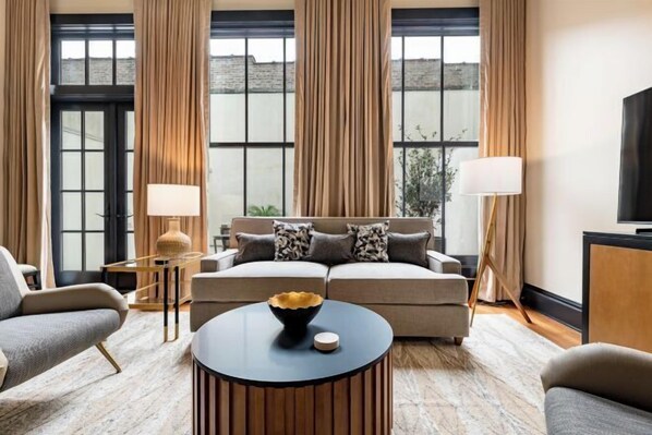 Room - 3BR Group Haven + Private Patio Walk to French Quarter The Mayfair (New Orleans)