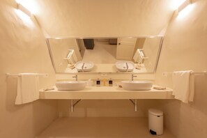 Appartement | Badkamer | Een douche, een haardroger, een bidet, handdoeken