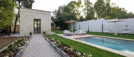 Sesongbasert utendørsbasseng og solsenger