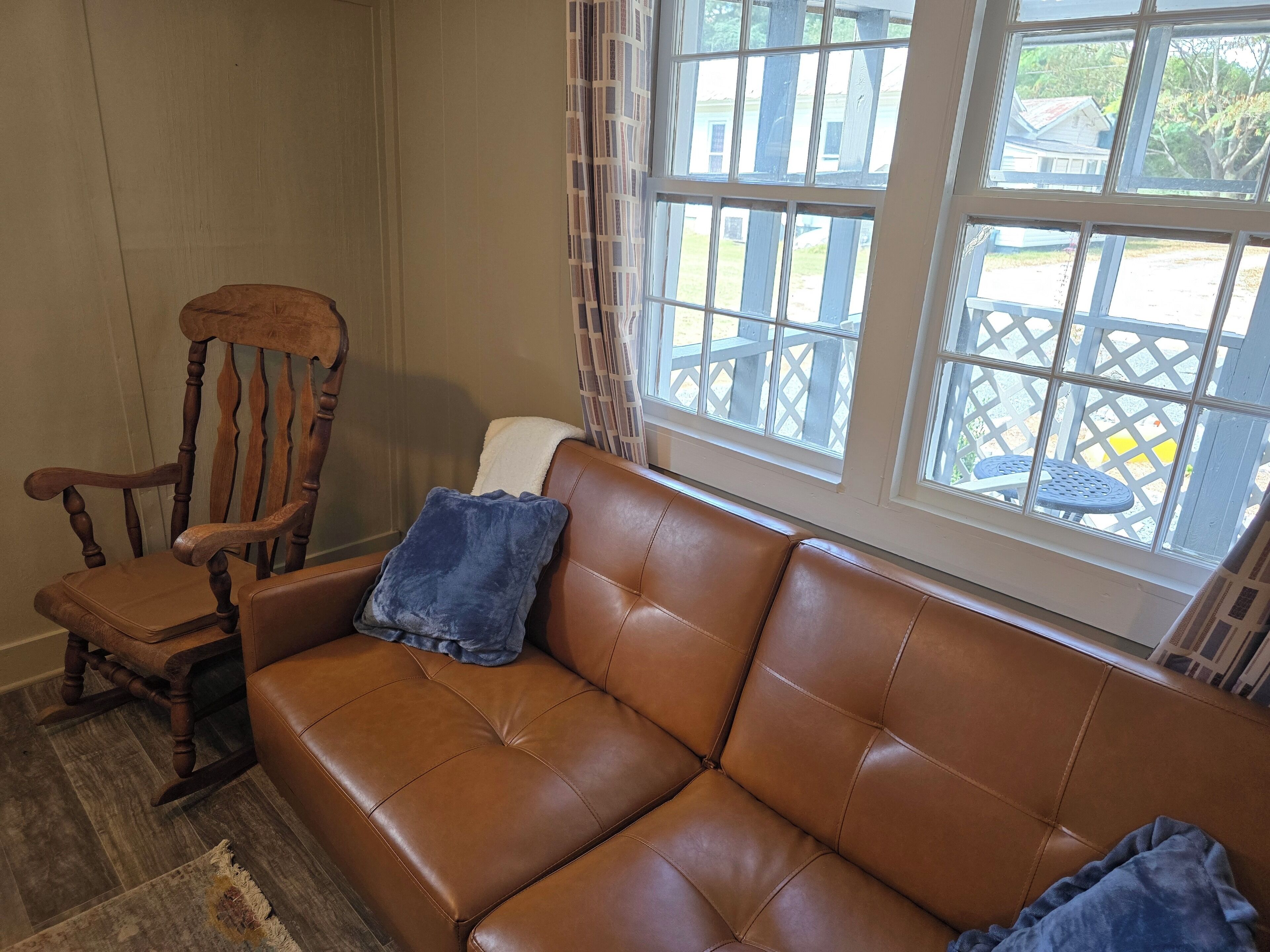 Een smart-tv, boeken, een stereo en een computerscherm