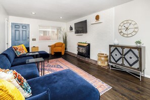 Smart TV - Modern retreat near Sloan’s Lake, walk to dining, minutes to downtown Denver (Edgewater)