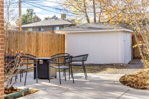 Outdoor dining - Modern retreat near Sloan’s Lake, walk to dining, minutes to downtown Denver (Edgewater)