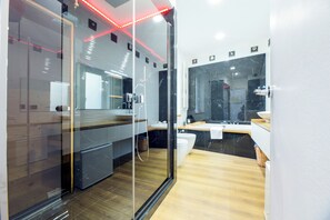A modern bathroom with a glass partition, a wooden floor, and a large mirror. - Mare e Monti (Genoa)