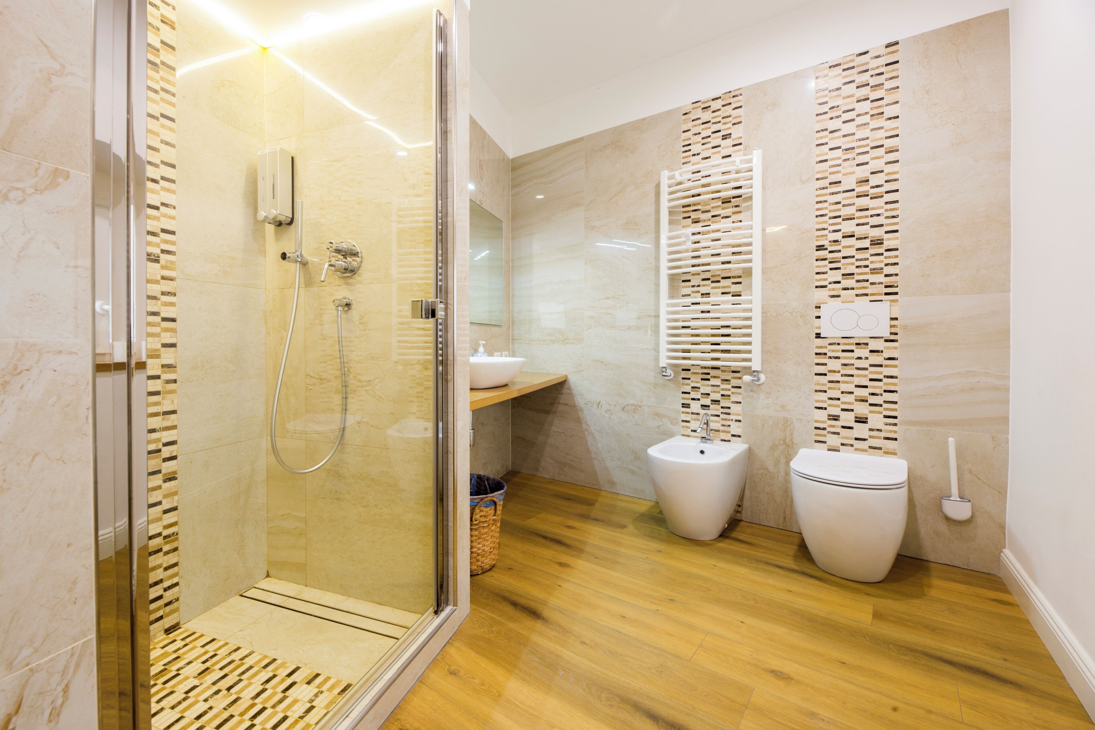Artículos de tocador gratuitos, secador de pelo, bidet, toallas