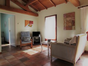 Een televisie en een tafeltennistafel