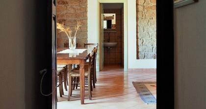 Cottage 'Stazzu Spadulagliu bei Olbia' mit Bergblick, WLAN und Klimaanlage