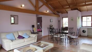 Een televisie en een tafeltennistafel