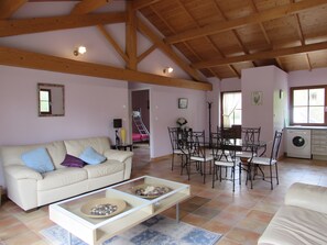 TV, ping pong - Lavender Cottage with Pool, Nestled Between Countryside and Sea (Nalliers)