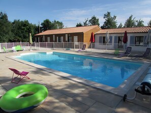 Pool - Lavender Cottage with Pool, Nestled Between Countryside and Sea (Nalliers)