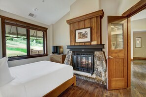 In-room safe, iron/ironing board, travel cot, free WiFi - Luxe 4BR Condo w/ Fireplace | Slopeside Location (Breckenridge)