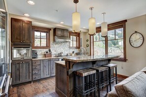 Fridge, microwave, oven, stovetop - Luxe 4BR Condo w/ Fireplace | Slopeside Location (Breckenridge)
