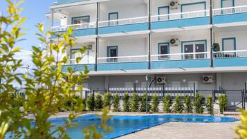 Een seizoensgebonden buitenzwembad