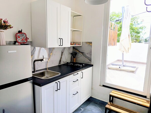 Studio, rantanäköala | Yksityinen keittiö | Täysikokoinen jääkaappi, liesi, keittoastiat/astiat/ruokailuvälineet