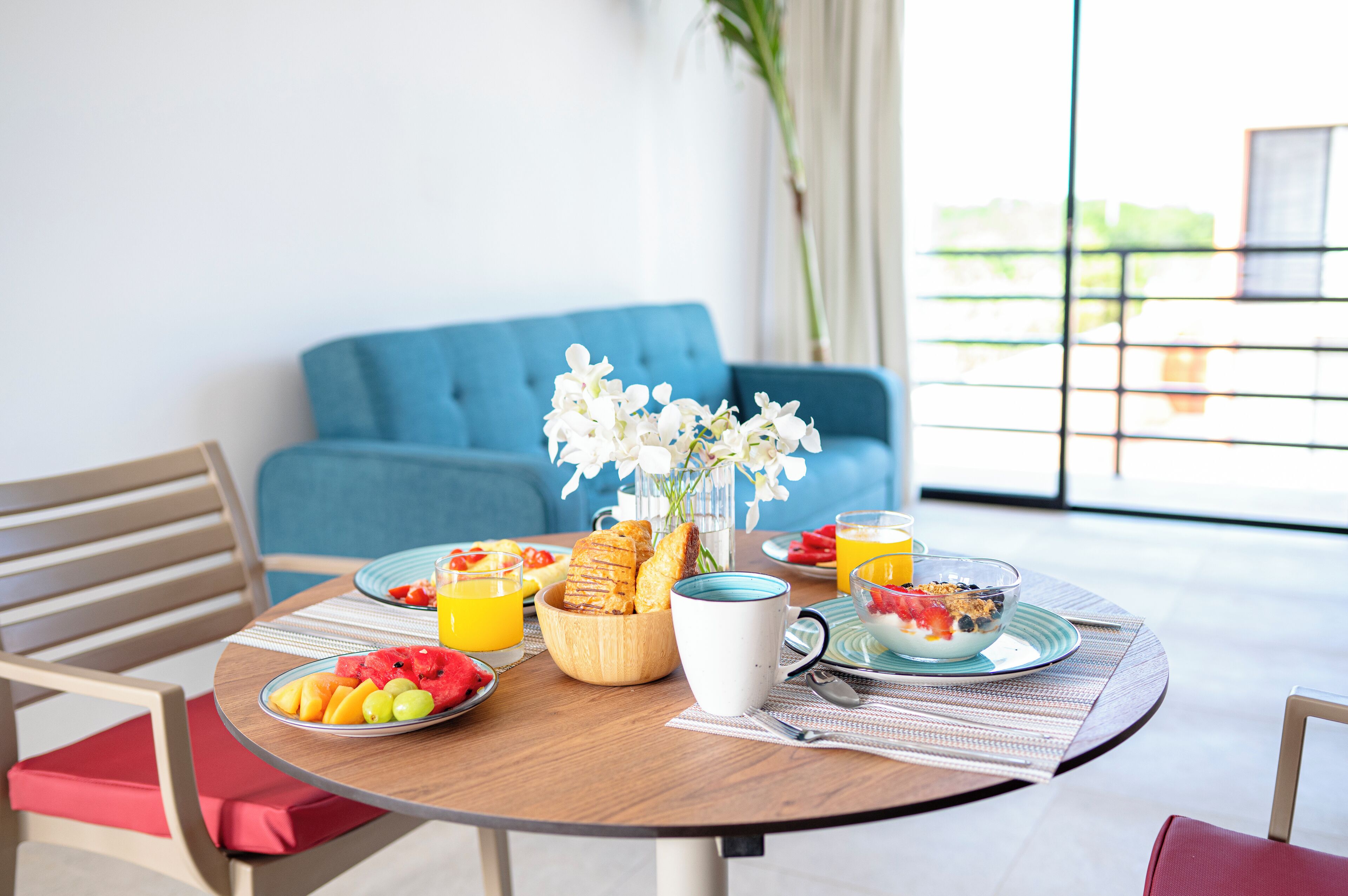 Colchones con pillow-top, cortinas blackout, wifi gratis y ropa de cama 