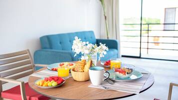 Colchones con pillow-top, cortinas blackout, wifi gratis y ropa de cama