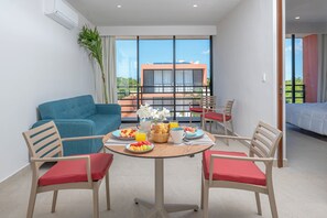 Materassi a doppio strato, tende oscuranti, Wi-Fi gratuito, lenzuola