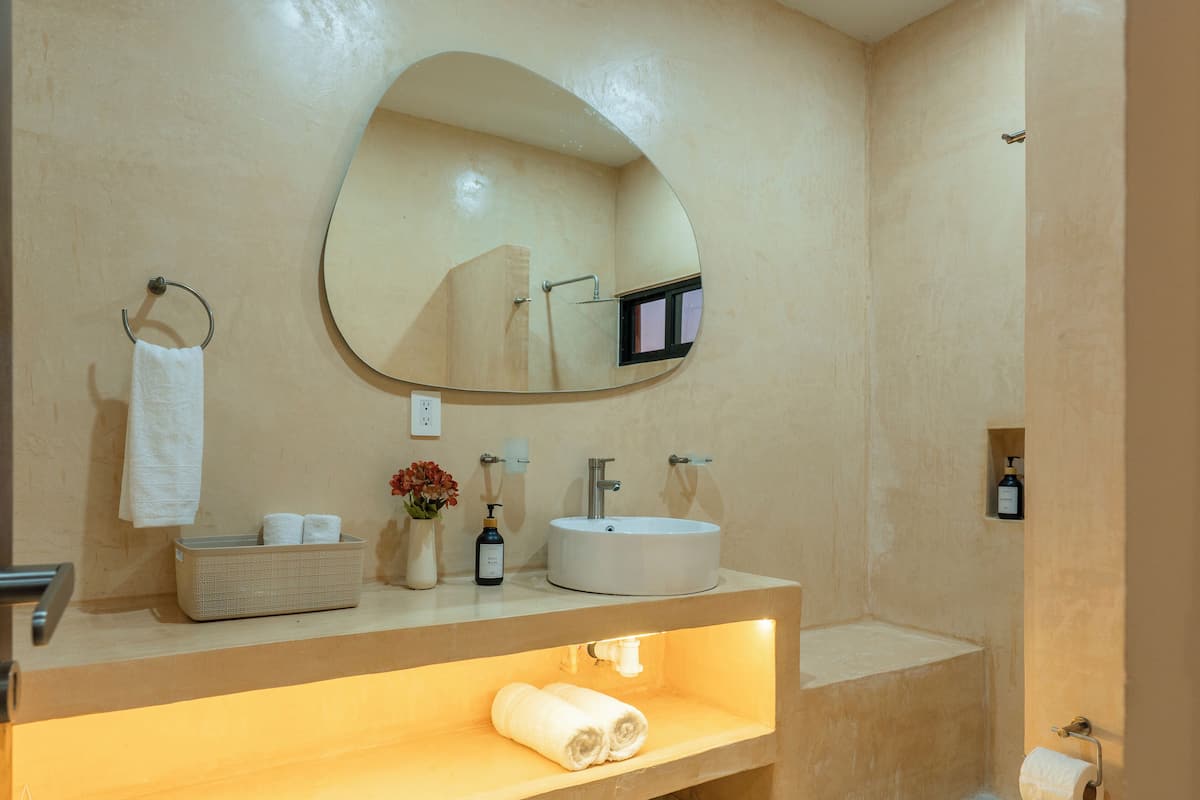Superior Room, Pool View | Bathroom | Soap, shampoo, toilet paper