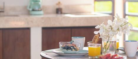 Full-size fridge, stovetop, cookware/dishes/utensils