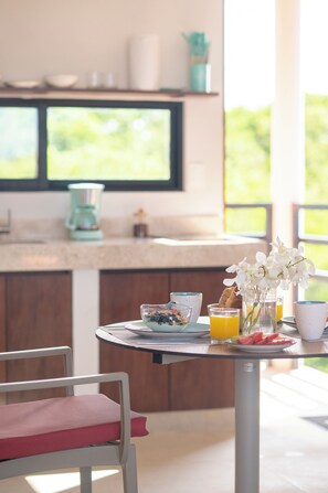 Full-size fridge, stovetop, cookware/dishes/utensils, dining tables - The Retreat at Sisal (Hunucmá)