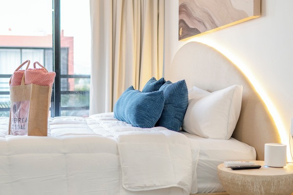 Colchones con pillow-top, cortinas blackout, wifi gratis y ropa de cama