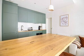 Fridge, microwave, oven, stovetop - Sevres - Bright 2-bedroom near Bon Marché (Paris)