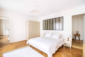 Iron/ironing board, free WiFi, bed sheets - Sevres - Bright 2-bedroom near Bon Marché (Paris)