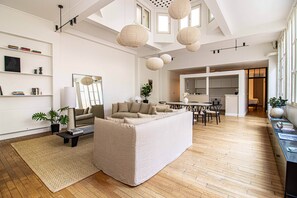 Smart TV - Sévigné - Magnificent Artist's Loft in the Heart of the Marais (Paris)