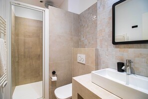 Douche, sèche-cheveux, serviettes fournies, savon