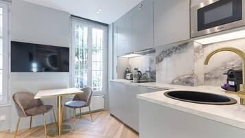 Réfrigérateur, micro-ondes, cafetière/bouilloire, grille-pain