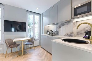 Réfrigérateur, micro-ondes, cafetière/bouilloire, grille-pain