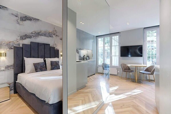 Fer et planche à repasser, lit parapluie, Wi-Fi, draps fournis