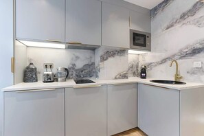 Réfrigérateur, micro-ondes, cafetière/bouilloire, grille-pain