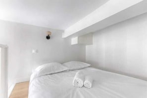 Iron/ironing board, travel cot, WiFi, bed sheets - Appartement Mezzanine au coeur de Batignolles (Paris)