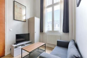 TV, offices - Appartement Mezzanine au coeur de Batignolles (Paris)