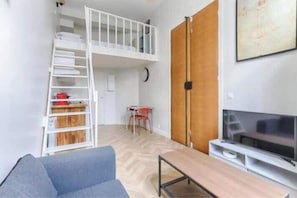 TV, offices - Appartement Mezzanine au coeur de Batignolles (Paris)