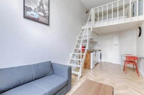 TV, offices - Appartement Mezzanine au coeur de Batignolles (Paris)