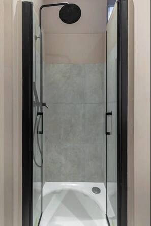 Shower, hair dryer, towels, toilet paper - Appartement de charme 1BR proche Gare de Lyon (Paris)