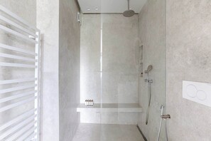 Shower, hair dryer - Studio de Luxe Arc de Triomphe (Paris)
