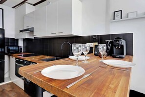 Réfrigérateur, four, plaque de cuisson, cafetière/bouilloire