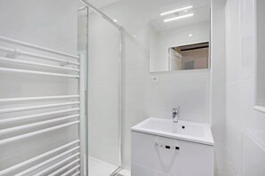 Douche, sèche-cheveux