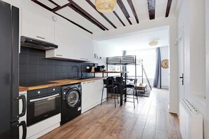 Kühlschrank, Ofen, Herdplatte, Wasserkocher mit Kaffee-/Teezubehör