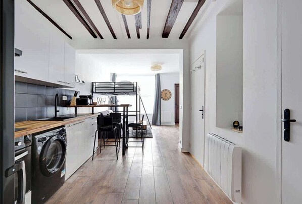 Réfrigérateur, four, plaque de cuisson, cafetière/bouilloire