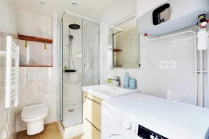Shower, hair dryer - Appartement cosy avec jardin proche de République (Paris)