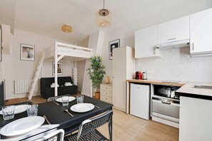 Fridge, microwave, stovetop, coffee/tea maker - Appartement cosy avec jardin proche de République (Paris)